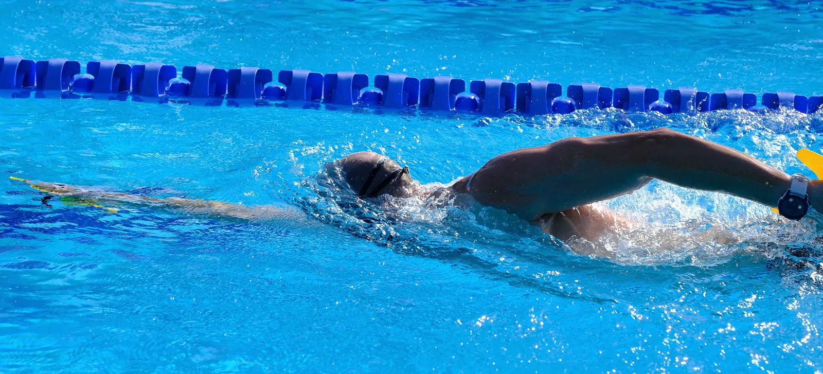 Haziran 2024, Gloria Sports Arena: serbest stilde yan nefes alan bir yüzücü.