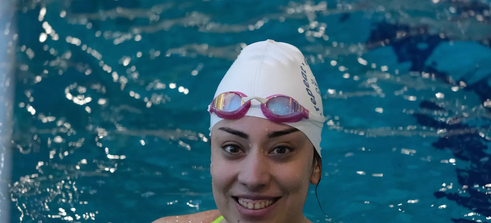 Şubat 2025, Gloria Sports Arena: havuzda gülümseyen bir katılımcı.