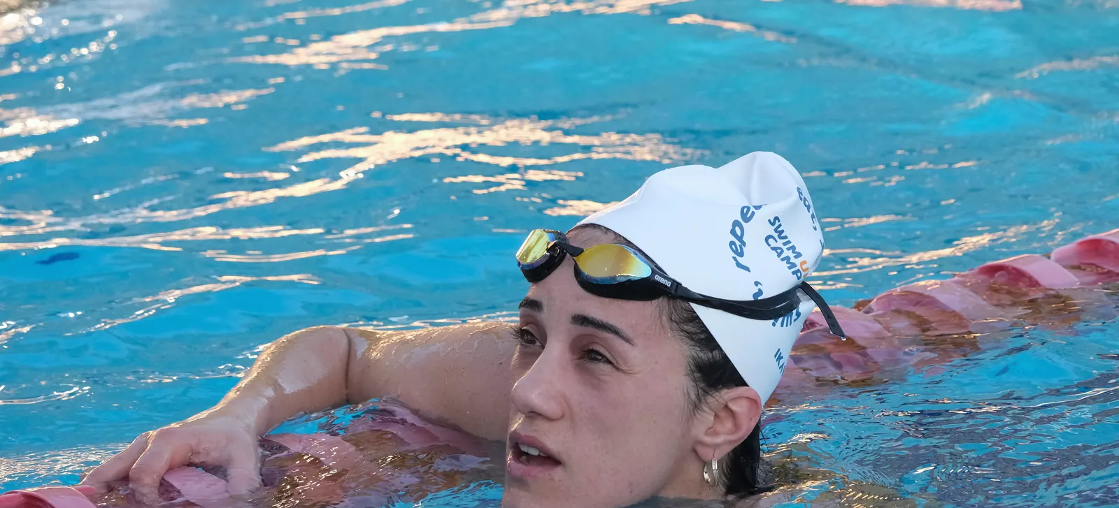 Şubat 2025, Gloria Sports Arena: kulvar kenarında nefes alan bir yüzücü.