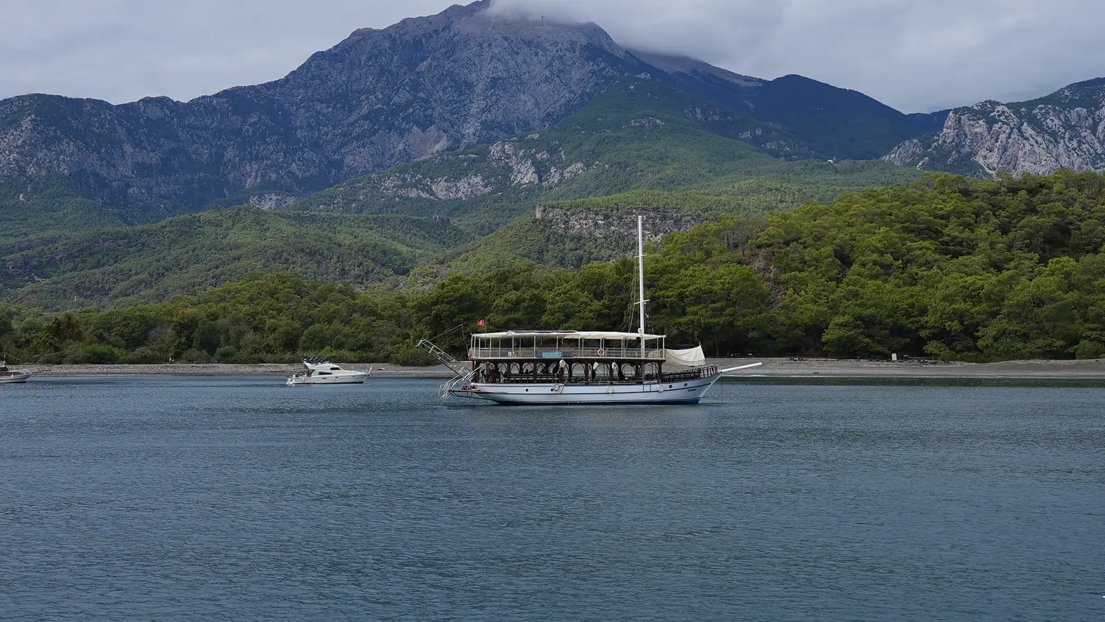 Ekim 2026, Kemer: Tahtalı Dağı'nın eteğinde sakin koy, kıyıya yakın demirli bir gulet.